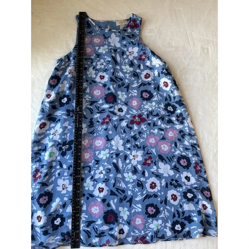 Loft Floral Sleeveless flowy peephole back closure Dress in Blue Size‎ M Summer